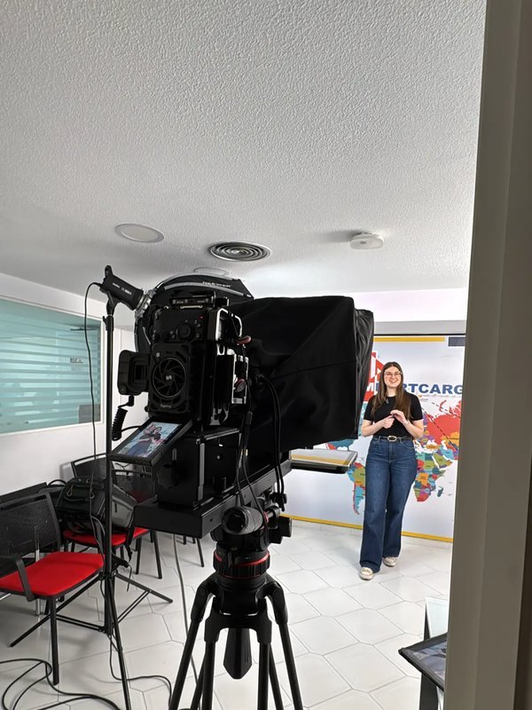Set de grabación de Envy Marketing con iluminación profesional